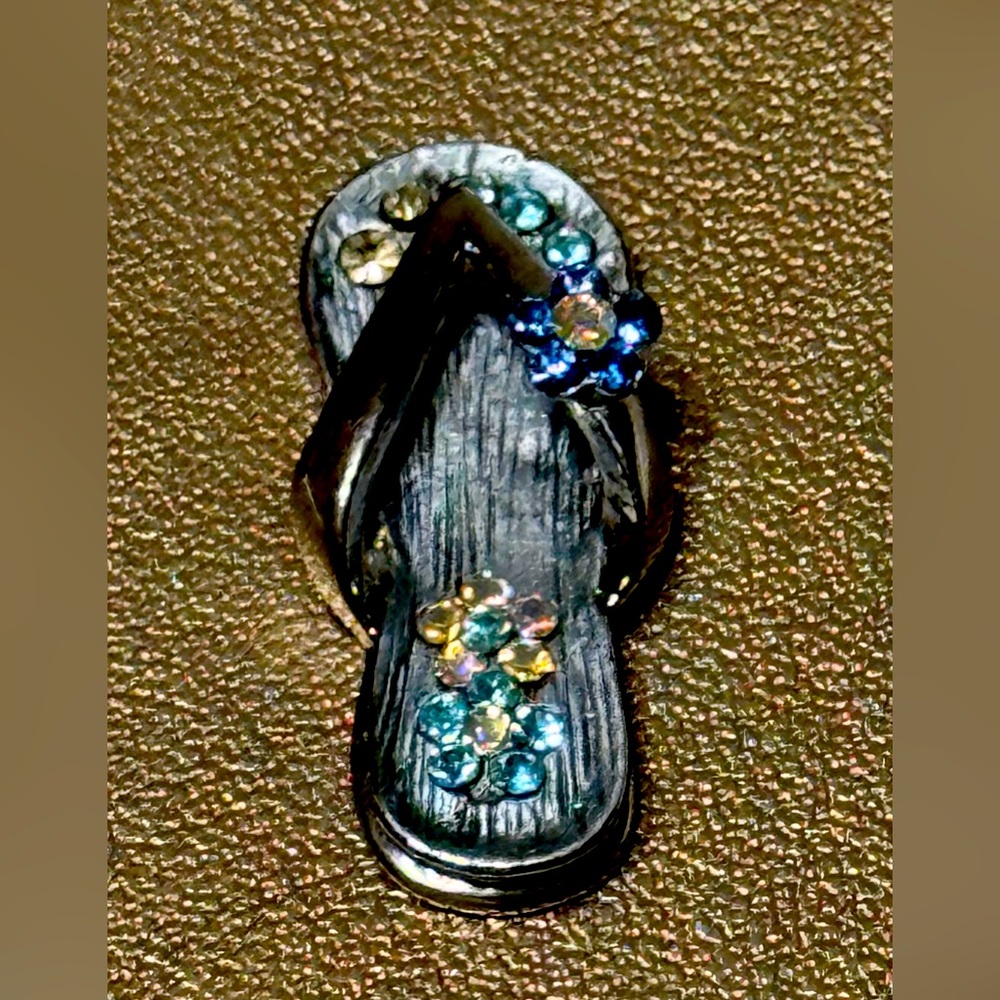 Sandals for your neck charm with crystals